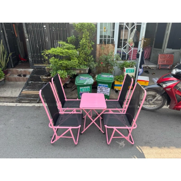 Thay vì đặt ghế và bàn theo hướng dọc thẳng, việc sắp xếp thành các góc vuông hoặc tạo “khu tròn” nhỏ sẽ giúp tối ưu hoá diện tích. (Ảnh 3)