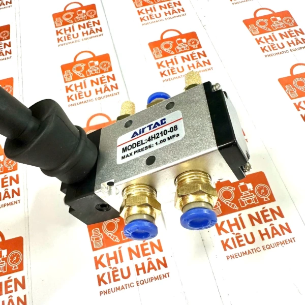 Với tính năng 5 cửa – 2 vị trí (5/2), van 4H210-08 cho phép điều khiển hướng di chuyển của xi lanh khí nén bằng thao tác tay một cách linh hoạt. (Ảnh 4) Với tính năng 5 cửa – 2 vị trí (5/2), van 4H210-08 cho phép điều khiển hướng di chuyển của xi lanh khí nén bằng thao tác tay một cách linh hoạt. (Ảnh 4)