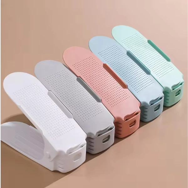 Những phụ kiện như túi nhựa siết chặt, khay đựng phụ kiện giày (lò xo, dây đai) cũng giúp giảm áp lực lên các lớp giá, duy trì tính thẩm mỹ và bảo vệ giày khỏi bụi bẩn. (Ảnh 3) Những phụ kiện như túi nhựa siết chặt, khay đựng phụ kiện giày (lò xo, dây đai) cũng giúp giảm áp lực lên các lớp giá, duy trì tính thẩm mỹ và bảo vệ giày khỏi bụi bẩn. (Ảnh 3)