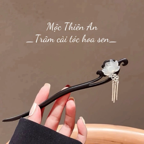 Trâm cài tóc thanh lịch thường tăng sức hút, nhưng lại làm tóc lỏng lẻo sau vài giờ di chuyển. - Ảnh 1 Trâm cài tóc thanh lịch thường tăng sức hút, nhưng lại làm tóc lỏng lẻo sau vài giờ di chuyển. - Ảnh 1