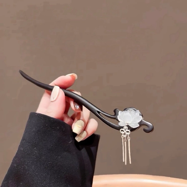Ngay cả khi bạn đã sở hữu một chiếc trâm cao cấp, cách cài còn quyết định đến độ bám và thời gian duy trì hình thức. (Ảnh 3) Ngay cả khi bạn đã sở hữu một chiếc trâm cao cấp, cách cài còn quyết định đến độ bám và thời gian duy trì hình thức. (Ảnh 3)