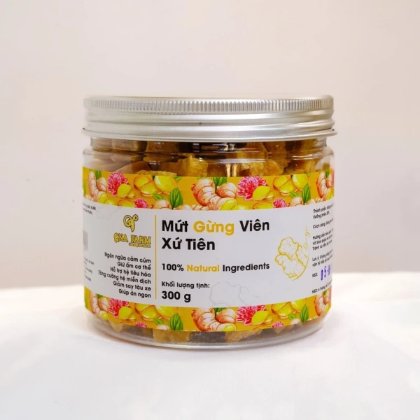 Sản phẩm Mứt Gừng Viên 300g Ngừa Viêm Họng, Say Tàu Xe QNA Farm được làm từ gừng tươi tự nhiên, kết hợp với một lượng đường vừa phải để tạo vị ngọt nhẹ, không chứa chất bảo quản hay phẩm màu. (Ảnh 3)
