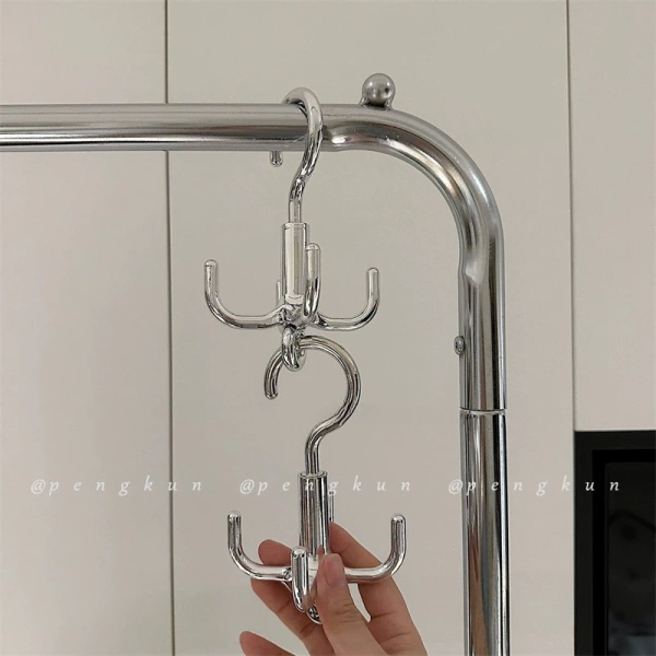 Đặc tính “đa năng” không chỉ dừng lại ở việc treo túi, mũ mà còn mở rộng sang việc sắp xếp khăn quàng cổ, thắt lưng, thậm chí là các đôi giày dép nhẹ. (Ảnh 2)