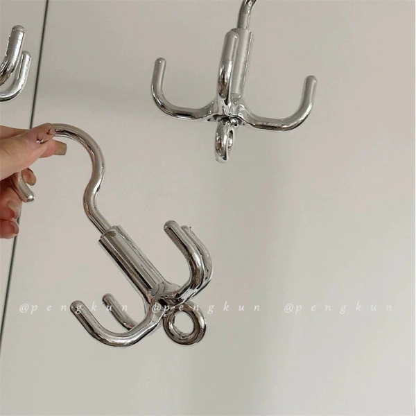 Trong tủ quần áo chật hẹp, một móc xoay đa năng giúp sắp xếp túi, mũ và thắt lưng mà không cần khoan lỗ - Ảnh 5