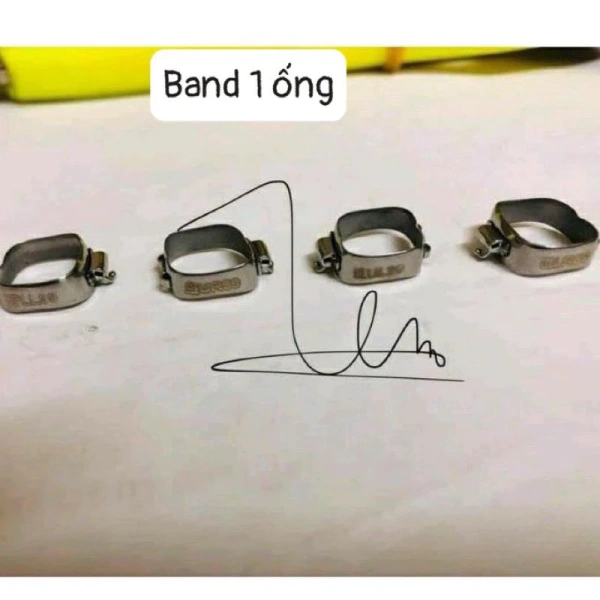 Band được cung cấp dưới dạng ống (có hình ống tròn) và cần được cắt để phù hợp với vòng răng cụ thể. (Ảnh 3) Band được cung cấp dưới dạng ống (có hình ống tròn) và cần được cắt để phù hợp với vòng răng cụ thể. (Ảnh 3)