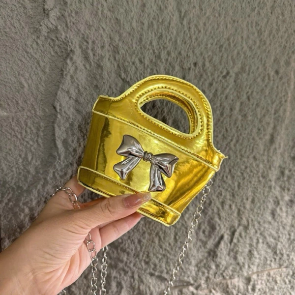 Mặc dù thu hút bằng ngoại hình, nhưng kích thước 12 cm của túi mini tạo ra những giới hạn rõ rệt. (Ảnh 3) Mặc dù thu hút bằng ngoại hình, nhưng kích thước 12 cm của túi mini tạo ra những giới hạn rõ rệt. (Ảnh 3)