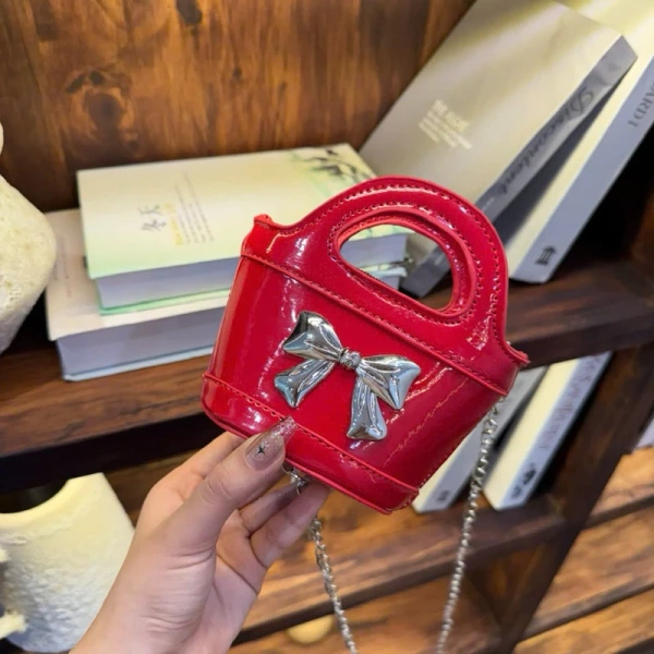 Trong số các lựa chọn trên thị trường, túi đeo chéo mini 12 cm – Mác nơ dây xích Siêu xinh của Shop Túi Xinh Hải Yến đáp ứng đa phần những tiêu chí trên: chất liệu da PU cao cấp, kích thước 12 cm, màu đa dạng, cùng một ngăn chính. (Ảnh 4) Trong số các lựa chọn trên thị trường, túi đeo chéo mini 12 cm – Mác nơ dây xích Siêu xinh của Shop Túi Xinh Hải Yến đáp ứng đa phần những tiêu chí trên: chất liệu da PU cao cấp, kích thước 12 cm, màu đa dạng, cùng một ngăn chính. (Ảnh 4)