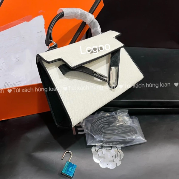 Túi đeo chéo nữ thời trang: khi ngăn cầm tay nhỏ gây bất ngờ cho những vật dụng hàng ngày - Ảnh 1