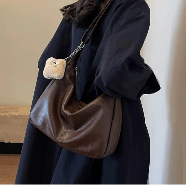 Thay vì đặt trực tiếp các vật nhỏ vào túi rộng, bạn có thể mang một chiếc pouch nhỏ (kích thước 12 cm x 8 cm) bên trong. (Ảnh 5) Thay vì đặt trực tiếp các vật nhỏ vào túi rộng, bạn có thể mang một chiếc pouch nhỏ (kích thước 12 cm x 8 cm) bên trong. (Ảnh 5)