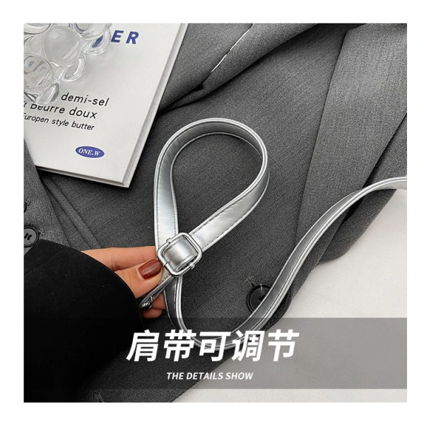 Túi đeo vai retro nhỏ bé khiến bạn phải suy nghĩ lại việc mang theo điện thoại và ví trong một ngày bận rộn - Ảnh 4