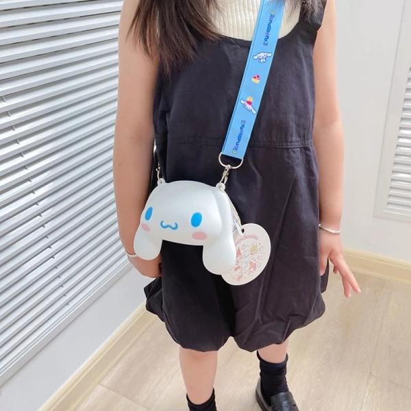 Chị Lan quyết định tặng con gái 5 tuổi một chiếc Sanrio Túi Đeo Vai Bằng Silicon Hình Kuromi My Melody / Hello Kitty với mức giá 72,814 VNĐ (đã giảm giá từ 87,377 VNĐ). (Ảnh 3) Chị Lan quyết định tặng con gái 5 tuổi một chiếc Sanrio Túi Đeo Vai Bằng Silicon Hình Kuromi My Melody / Hello Kitty với mức giá 72,814 VNĐ (đã giảm giá từ 87,377 VNĐ). (Ảnh 3)