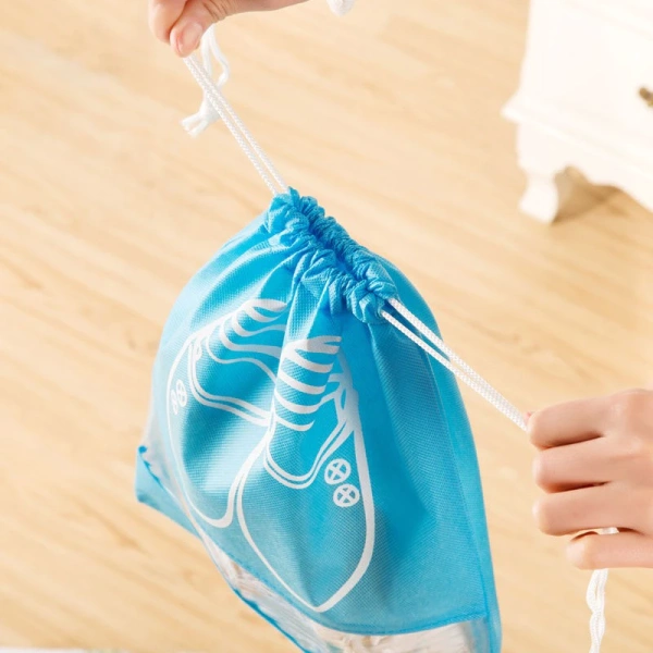 Khi bạn xếp giày cùng với các vật dụng khác, hãy đặt các món nặng hơn (như giày da, giày thể thao) ở đáy vali, phía trên đặt các món nhẹ hơn (áo, quần). (Ảnh 5)