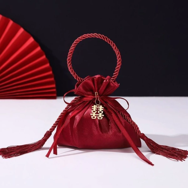 Một chiếc túi lụa satin đỏ không chỉ dừng lại ở việc đựng quà. (Ảnh 5)