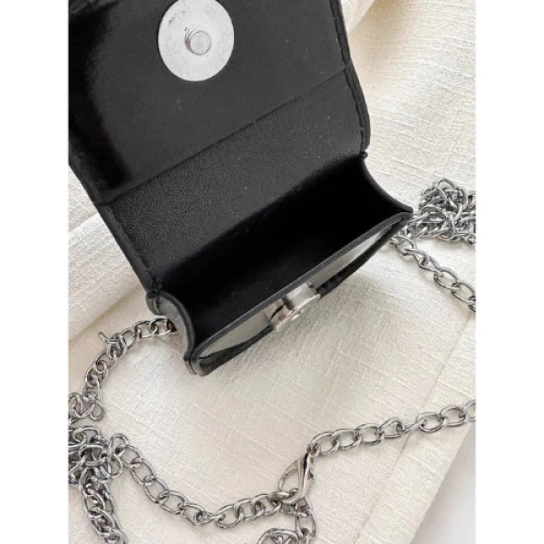 Với một chiếc túi mini phụ kiện đeo thời trang 2023 – T3 có kích thước 8cm x 7,5cm x 6cm và độ dày 3cm, bạn hoàn toàn đủ sức chứa các vật dụng trên mà không lo “cồng kềnh”. (Ảnh 4)