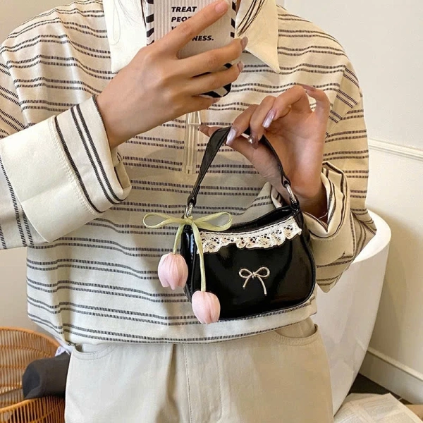 Khi quyết định mua túi mini, người tiêu dùng thường so sánh giữa các thương hiệu và mức giá. (Ảnh 4) Khi quyết định mua túi mini, người tiêu dùng thường so sánh giữa các thương hiệu và mức giá. (Ảnh 4)