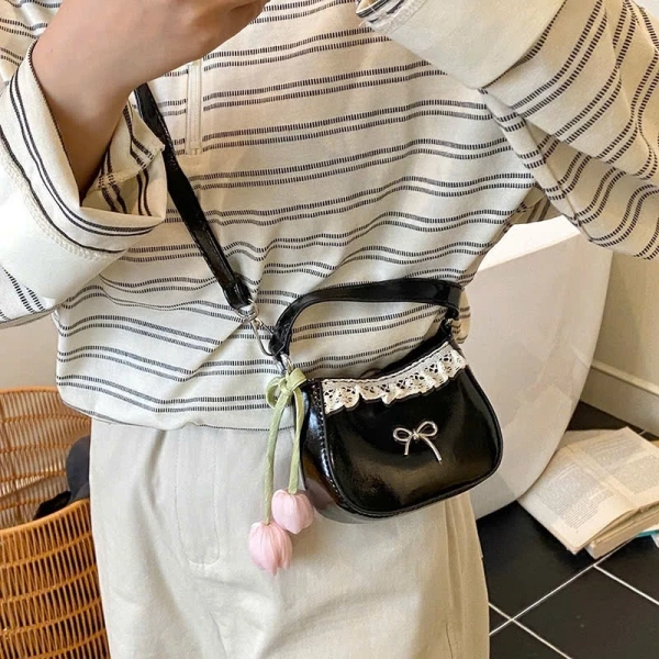 Việc phối đồng bộ “đồ ăn” với túi mini không chỉ giúp mẹ và bé trông dễ thương mà còn tạo cảm giác gắn kết khi ra ngoài. (Ảnh 5) Việc phối đồng bộ “đồ ăn” với túi mini không chỉ giúp mẹ và bé trông dễ thương mà còn tạo cảm giác gắn kết khi ra ngoài. (Ảnh 5)