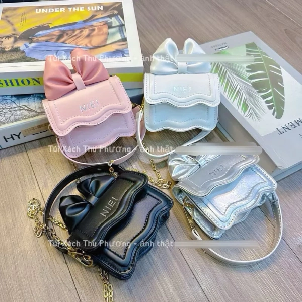 Với lịch trình dày đặc, mẹ thường phải mang theo nhiều vật dụng: điện thoại, thẻ, chìa khóa, nước uống, bông tẩy trang, và đôi khi là những đồ dùng cho bé. (Ảnh 2) Với lịch trình dày đặc, mẹ thường phải mang theo nhiều vật dụng: điện thoại, thẻ, chìa khóa, nước uống, bông tẩy trang, và đôi khi là những đồ dùng cho bé. (Ảnh 2)
