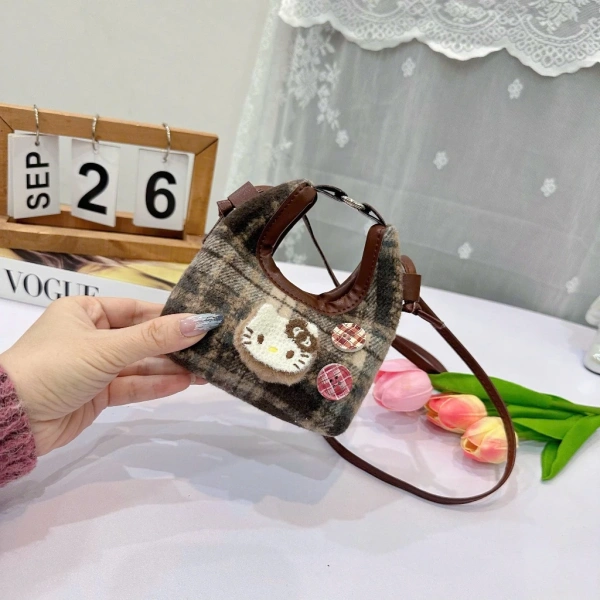 Túi mini họa tiết mèo nhẹ nhàng nhưng bất ngờ không đủ chỗ cho những vật dụng thiết yếu khi dạo phố - Ảnh 2 Túi mini họa tiết mèo nhẹ nhàng nhưng bất ngờ không đủ chỗ cho những vật dụng thiết yếu khi dạo phố - Ảnh 2