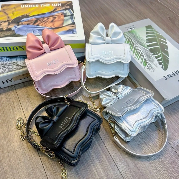 Một chiếc túi mini không chỉ là phụ kiện thời trang mà còn là “công cụ sinh tồn” trong những lúc mẹ cần di chuyển nhanh chóng. (Ảnh 2)