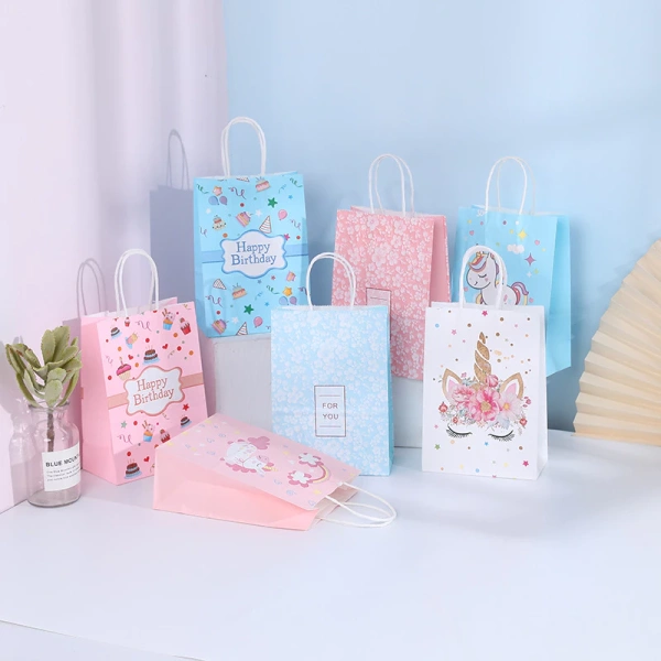 Túi quà hoạt hình siêu nhỏ: Khi kích thước khiến vật phẩm dễ trượt và gây bất ngờ trong những khoảnh khắc tặng quà. - Ảnh 1