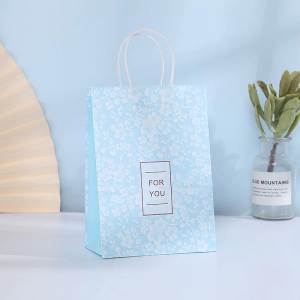 Hãy chọn những món quà có trọng lượng và kích thước nhỏ gọn: vòng tay, nhẫn, mini perfume, hoặc các sản phẩm chăm sóc da mini. (Ảnh 5)