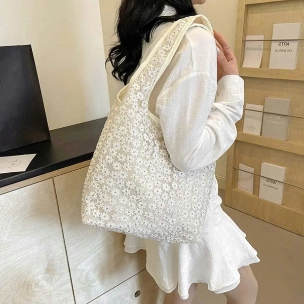 Dù không được quảng cáo là túi chống nước hoàn toàn, nhưng vải chất lượng cao có khả năng độ bám nước thấp, nghĩa là khi bãi biển ướt hoặc trời có sương mù nhẹ, túi không thấm nhanh và có thể lau sạch bằng một chiếc khăn mềm. (Ảnh 3)