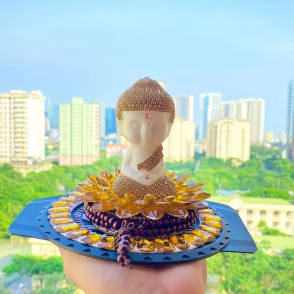 Một trong những động lực chính khiến người tiêu dùng mang tượng Phật vào xe là mong muốn tạo cảm giác an lành, bảo vệ. (Ảnh 2) Một trong những động lực chính khiến người tiêu dùng mang tượng Phật vào xe là mong muốn tạo cảm giác an lành, bảo vệ. (Ảnh 2)