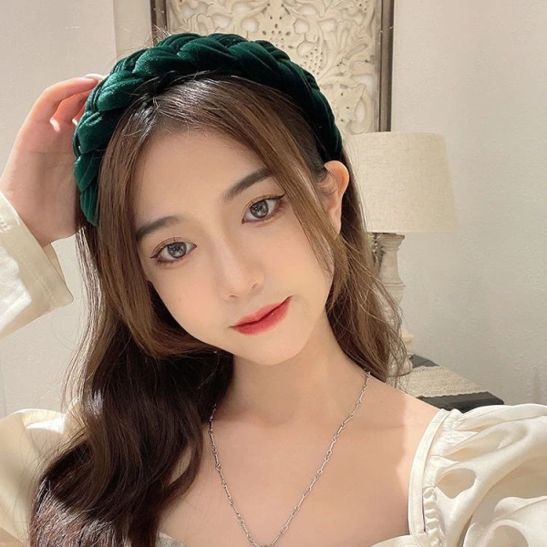 Vải nhung mềm ôm đầu mẹ và bé suốt ngày Tết, nhưng độ rộng quá lớn lại khiến băng đô lỏng và mất form. - Ảnh 3