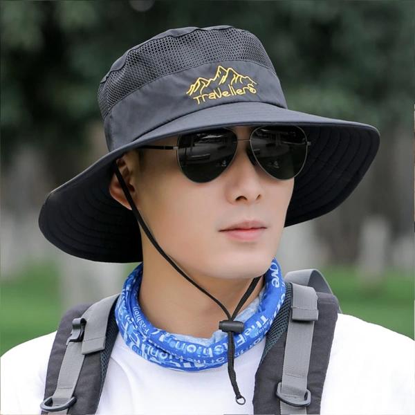 Vành rộng, thường từ 6 đến 9 cm, tạo ra một “bức tường” che chắn trực tiếp giữa ánh nắng mặt trời và da đầu, mặt trước cũng như cổ. (Ảnh 2) Vành rộng, thường từ 6 đến 9 cm, tạo ra một “bức tường” che chắn trực tiếp giữa ánh nắng mặt trời và da đầu, mặt trước cũng như cổ. (Ảnh 2)