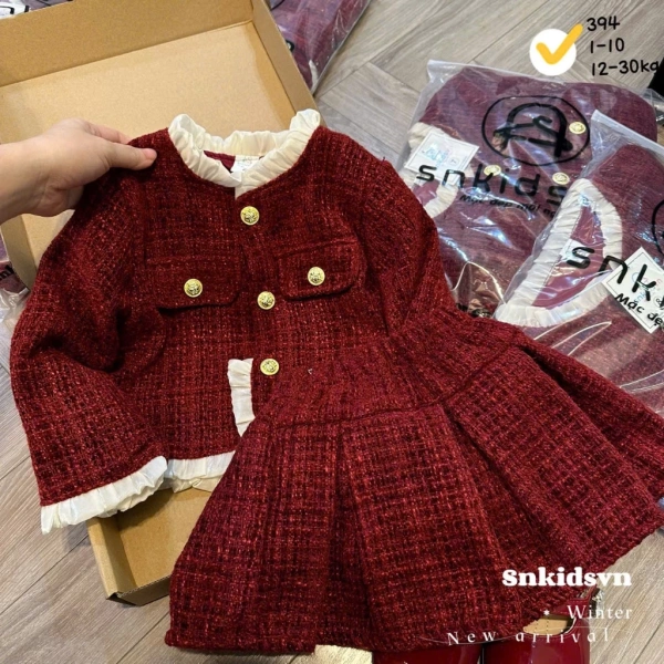 Chất liệu dạ nhung thường được ưu tiên vì tính năng giữ ấm, mềm mại và bề mặt sang trọng. (Ảnh 4) Chất liệu dạ nhung thường được ưu tiên vì tính năng giữ ấm, mềm mại và bề mặt sang trọng. (Ảnh 4)