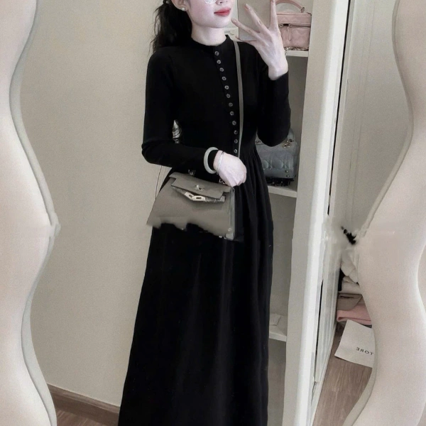 So với hai mẫu trên, váy len lông thỏ dọc khuy mang lại sự cân bằng giữa độ ấm, độ sang trọng và khả năng chịu đựng va đập nhẹ. (Ảnh 4)