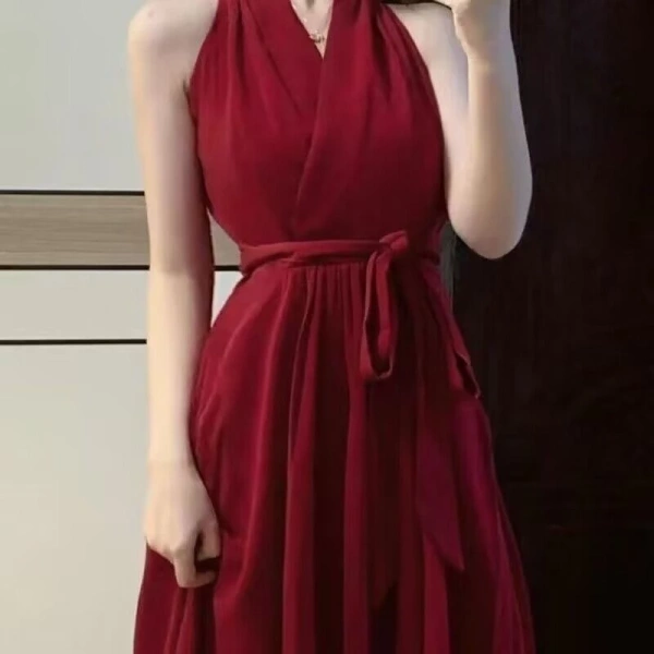 Váy dài màu đỏ với dây eo hoàng gia thu hút mắt, nhưng thực tế lại hạn chế di chuyển trong những hoạt động thường ngày. - Ảnh 2 Váy dài màu đỏ với dây eo hoàng gia thu hút mắt, nhưng thực tế lại hạn chế di chuyển trong những hoạt động thường ngày. - Ảnh 2