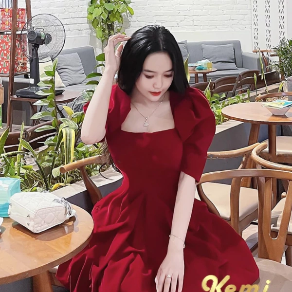 Váy đầm cổ vuông xòe bồng sang chảnh, nhưng lại khiến việc di chuyển trong tiệc trở nên bất tiện hơn dự đoán. - Ảnh 2