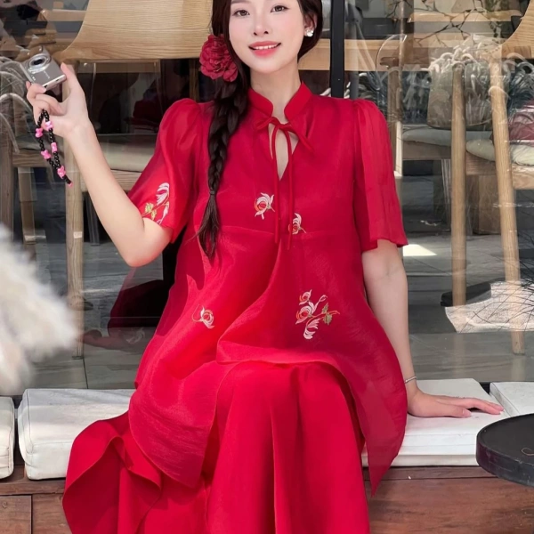 Váy suông thêu hoa lụa thanh lịch có thể làm mất thoải mái khi phải di chuyển lâu trong buổi tiệc. - Ảnh 1 Váy suông thêu hoa lụa thanh lịch có thể làm mất thoải mái khi phải di chuyển lâu trong buổi tiệc. - Ảnh 1