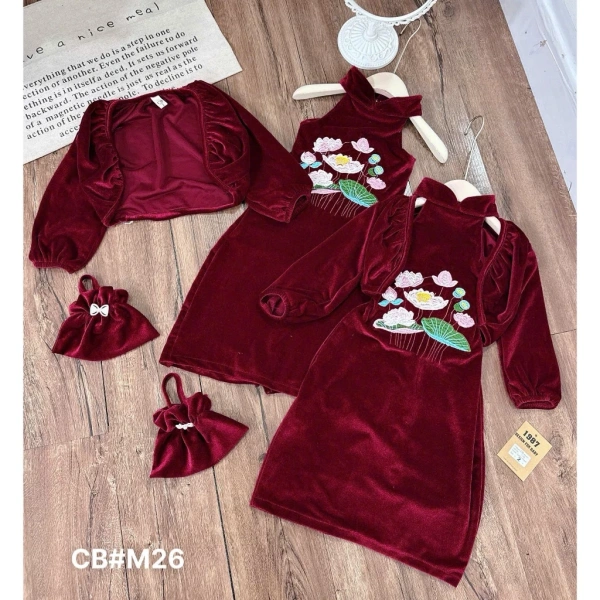 Váy yếm nhung và áo khoác rực rỡ cho bé gái lễ Tết, nhưng túi kèm thường gây bất ngờ vì không chứa đủ đồ dùng. - Ảnh 4 Váy yếm nhung và áo khoác rực rỡ cho bé gái lễ Tết, nhưng túi kèm thường gây bất ngờ vì không chứa đủ đồ dùng. - Ảnh 4