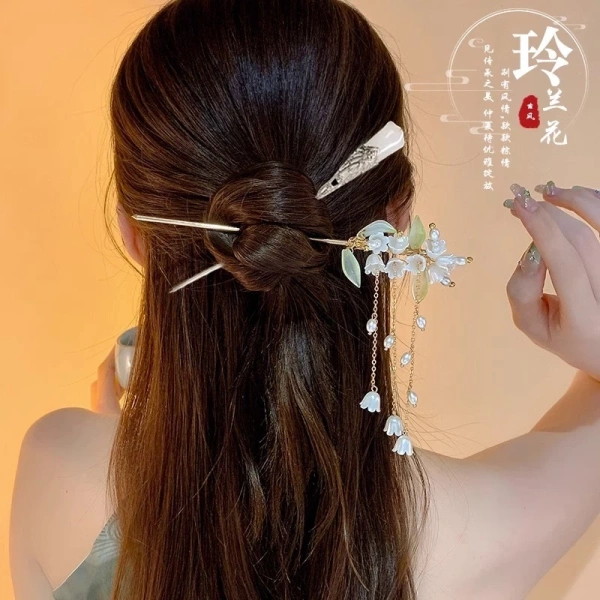 Những chiếc trâm cổ trang thường được tạo hình dựa trên các họa tiết truyền thống của Á Đông, chẳng hạn như hoa mai, cánh chim, hay các đường uốn lượn mang hơi thở của những câu chuyện cổ tích. (Ảnh 3) Những chiếc trâm cổ trang thường được tạo hình dựa trên các họa tiết truyền thống của Á Đông, chẳng hạn như hoa mai, cánh chim, hay các đường uốn lượn mang hơi thở của những câu chuyện cổ tích. (Ảnh 3)