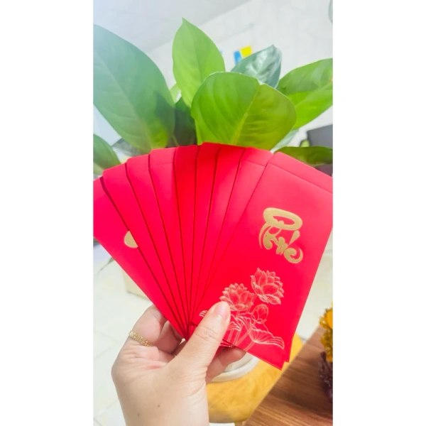 Trong danh sách các lựa chọn, Bộ 5 Bao Lì Xì Chữ Phúc nổi bật với màu đỏ ép kim vàng, thiết kế tinh tế, và đặc biệt là được làm từ giấy mỹ thuật cao cấp bền đẹp. (Ảnh 5) Trong danh sách các lựa chọn, Bộ 5 Bao Lì Xì Chữ Phúc nổi bật với màu đỏ ép kim vàng, thiết kế tinh tế, và đặc biệt là được làm từ giấy mỹ thuật cao cấp bền đẹp. (Ảnh 5)