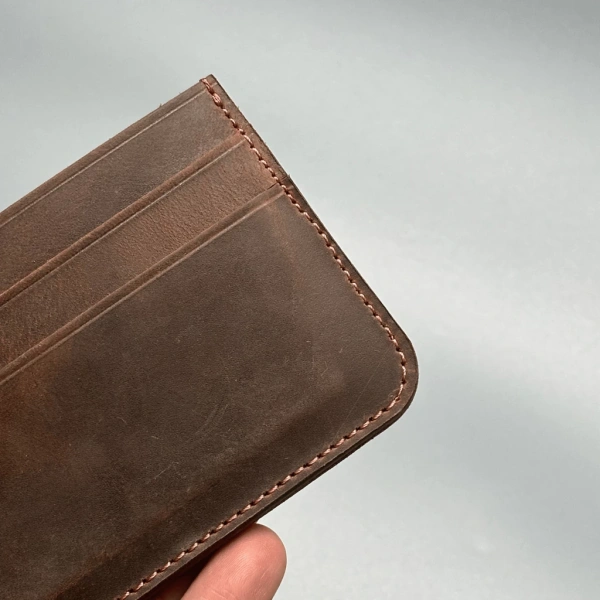 Một so sánh chi tiết giữa ví cardholder và các mẫu ví khác sẽ giúp bạn quyết định liệu sản phẩm này có phù hợp với lối sống của mình không. (Ảnh 4)