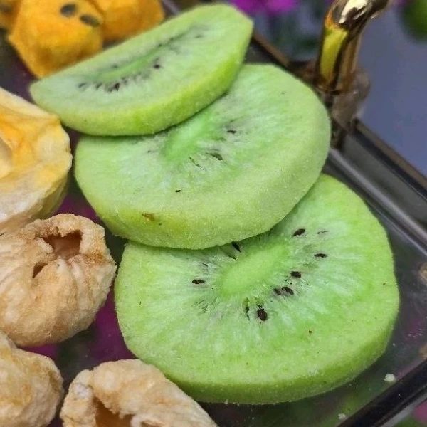 Khi ăn kiwi sấy, đầu tiên vị giác sẽ cảm nhận độ chua nhẹ đến từ axit citric và axit malic. (Ảnh 2) Khi ăn kiwi sấy, đầu tiên vị giác sẽ cảm nhận độ chua nhẹ đến từ axit citric và axit malic. (Ảnh 2)