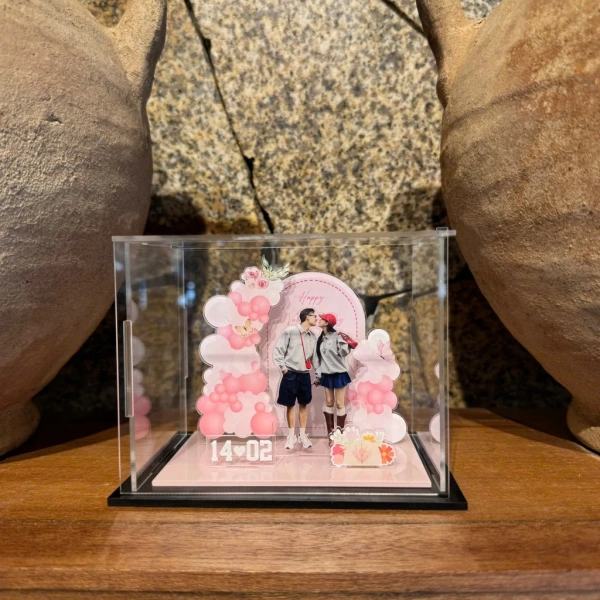 Một standee 3D không chỉ là một vật phẩm trang trí, nó còn là một “điểm nhấn” có khả năng định hướng cảm xúc cho người tham dự. (Ảnh 2)