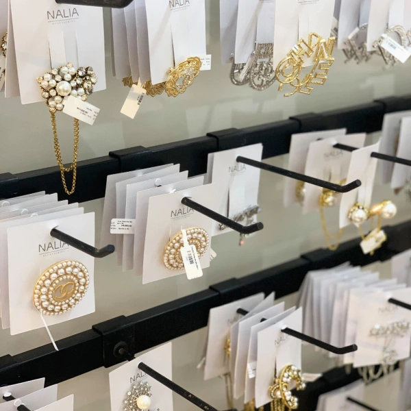 Việc di chuyển vị trí treo thường xuyên khiến tay cài điện thoại ảnh hưởng đến tuổi thọ cáp sạc - Ảnh 2