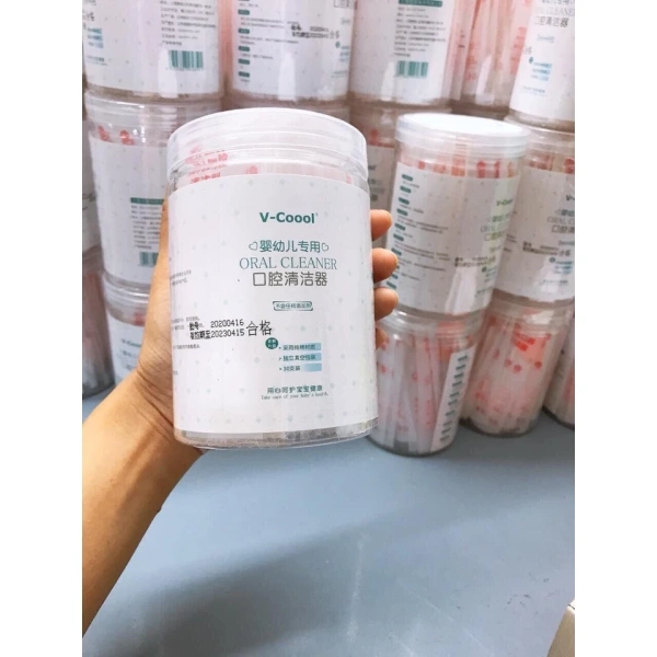 Đặt đầu que ngay sau phần đỉnh lưỡi, song song với đường trung tâm. (Ảnh 4) Đặt đầu que ngay sau phần đỉnh lưỡi, song song với đường trung tâm. (Ảnh 4)