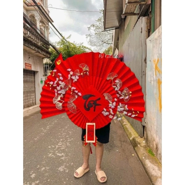 Giấy nhung, một loại giấy được phủ lớp nhung mịn, có độ phản xạ ánh sáng khác so với giấy thông thường. (Ảnh 2) Giấy nhung, một loại giấy được phủ lớp nhung mịn, có độ phản xạ ánh sáng khác so với giấy thông thường. (Ảnh 2)