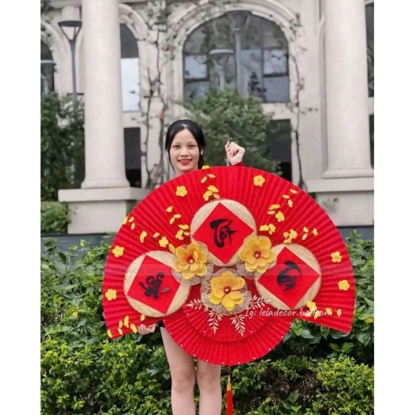 Giả sử bạn quyết định sử dụng một chiếc quạt nhung đỏ dài 1m để trang trí không gian sinh hoạt chung, đây là một số bước thực hiện chi tiết, từ việc lựa chọn vị trí đến cách bảo quản, giúp màu đỏ luôn nổi bật mà không “nhảy màu” quá mức. (Ảnh 4) Giả sử bạn quyết định sử dụng một chiếc quạt nhung đỏ dài 1m để trang trí không gian sinh hoạt chung, đây là một số bước thực hiện chi tiết, từ việc lựa chọn vị trí đến cách bảo quản, giúp màu đỏ luôn nổi bật mà không “nhảy màu” quá mức. (Ảnh 4)