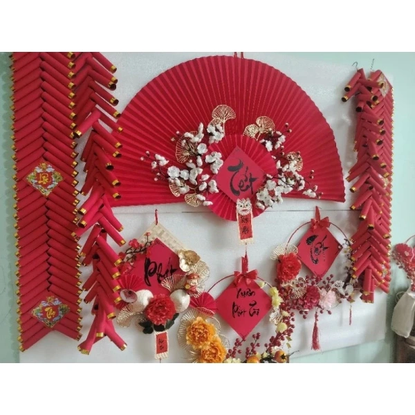 Việc treo quạt trang trí dài màu đỏ trong nhà khiến màu sắc đổi nhanh vì ánh sáng như thế nào? - Ảnh 5 Việc treo quạt trang trí dài màu đỏ trong nhà khiến màu sắc đổi nhanh vì ánh sáng như thế nào? - Ảnh 5