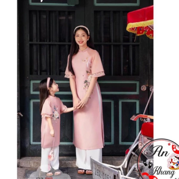 Trong trường hợp áo dài trẻ từ 1‑8 tuổi, đặc biệt là những mẫu có hoa thêu nổi như sản phẩm trên, viền xếp lớp là lựa chọn an toàn hơn để duy trì vẻ đẹp sau các buổi tiệc lâu dài. (Ảnh 5)
