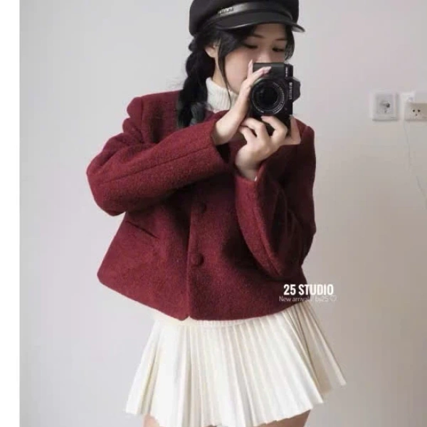Viền bông xù trên áo khoác dạ tweed đỏ thường bị bỏ qua, nhưng lại là yếu tố quyết định sự ấm áp trong những đêm Noel. - Ảnh 3