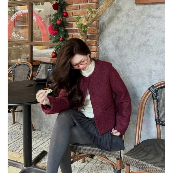 Viền bông xù trên áo khoác dạ tweed đỏ thường bị bỏ qua, nhưng lại là yếu tố quyết định sự ấm áp trong những đêm Noel. - Ảnh 5