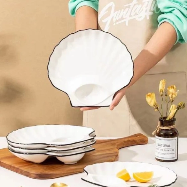 Một trong những lựa chọn đáng cân nhắc hiện nay là Đĩa sứ Decor nhiều hình dạng, Đĩa sứ trắng viền đen Seka ngộ nghĩnh. (Ảnh 4)