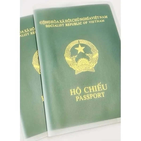 Trong số các lựa chọn trên thị trường, Vỏ Bọc Hộ Chiếu Trong Suốt Có Khe Kẹp Vé Thẻ ATM Bền Bỉ Tiện Dụng của thương hiệu Nam Nhung đã nhận được nhiều phản hồi tích cực từ du khách. (Ảnh 4)